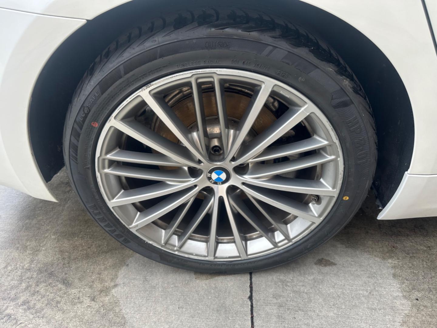 2018 WHITE /Black BMW 5-Series leather (WBAJA5C59JW) with an 2.0 Turbo engine, Automatic transmission, located at 30 S. Berkeley Avenue, Pasadena, CA, 91107, (626) 248-7567, 34.145447, -118.109398 - Low Miles!! Step into the world of luxury and innovation with our 2018 BMW 5-Series 530i, now available at our Buy Here Pay Here (BHPH) dealership in Pasadena, CA. Tailored for car enthusiasts in Altadena CA, Glendale CA, Los Angeles CA, and throughout LA County, this prestigious pre-owned BMW 530 - Photo#27